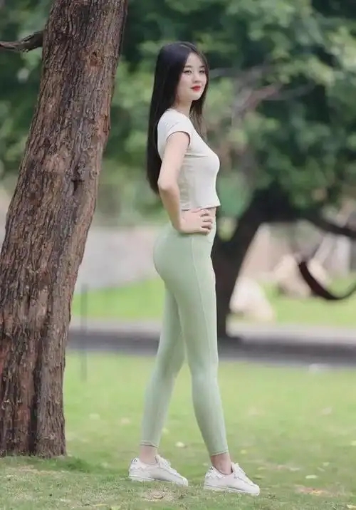长腿新成熟户外情感男宽松透气迷彩皮肤衣写真视频