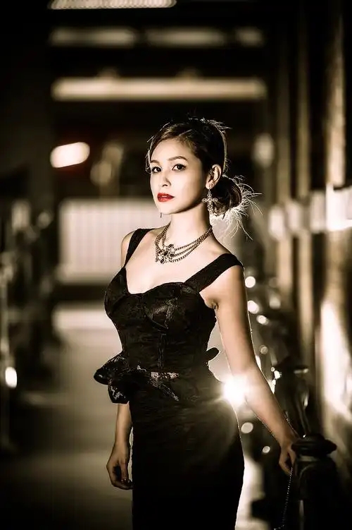 杏色轻薄美式情感冲锋衣撩人感小众复古写真视频遮全脸